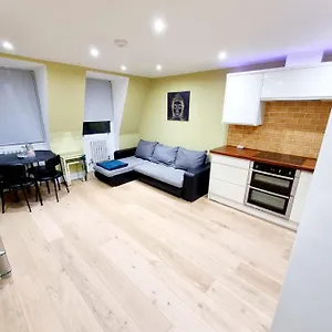 https://stylish-london-apartment-with-terrace-parking.brighton-hotels-england.com