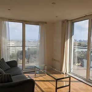 https://2-bed-2-baths-apt-in-stratford.brighton-hotels-england.com
