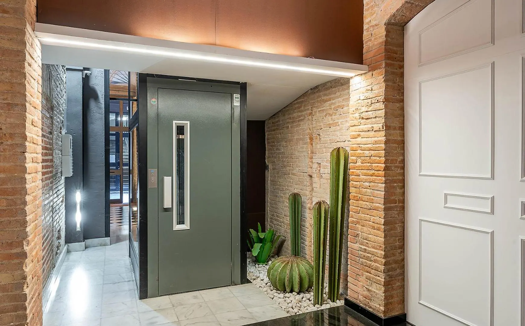 Enjoybcn Colon Apartments Barcelona Spanje
